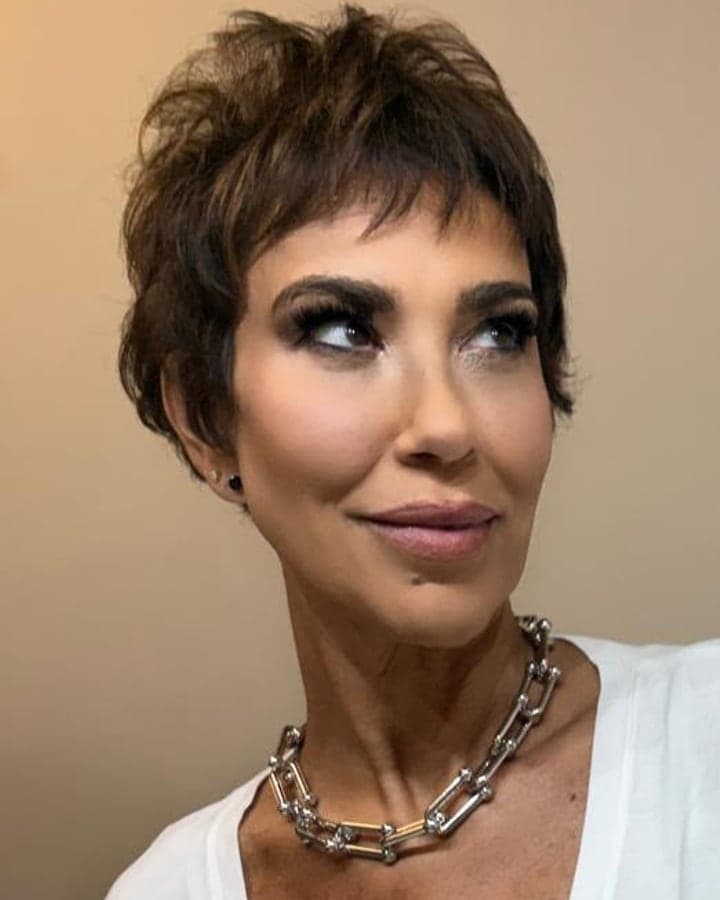 Renata, do Ponto R, usando um colar de elos prateados