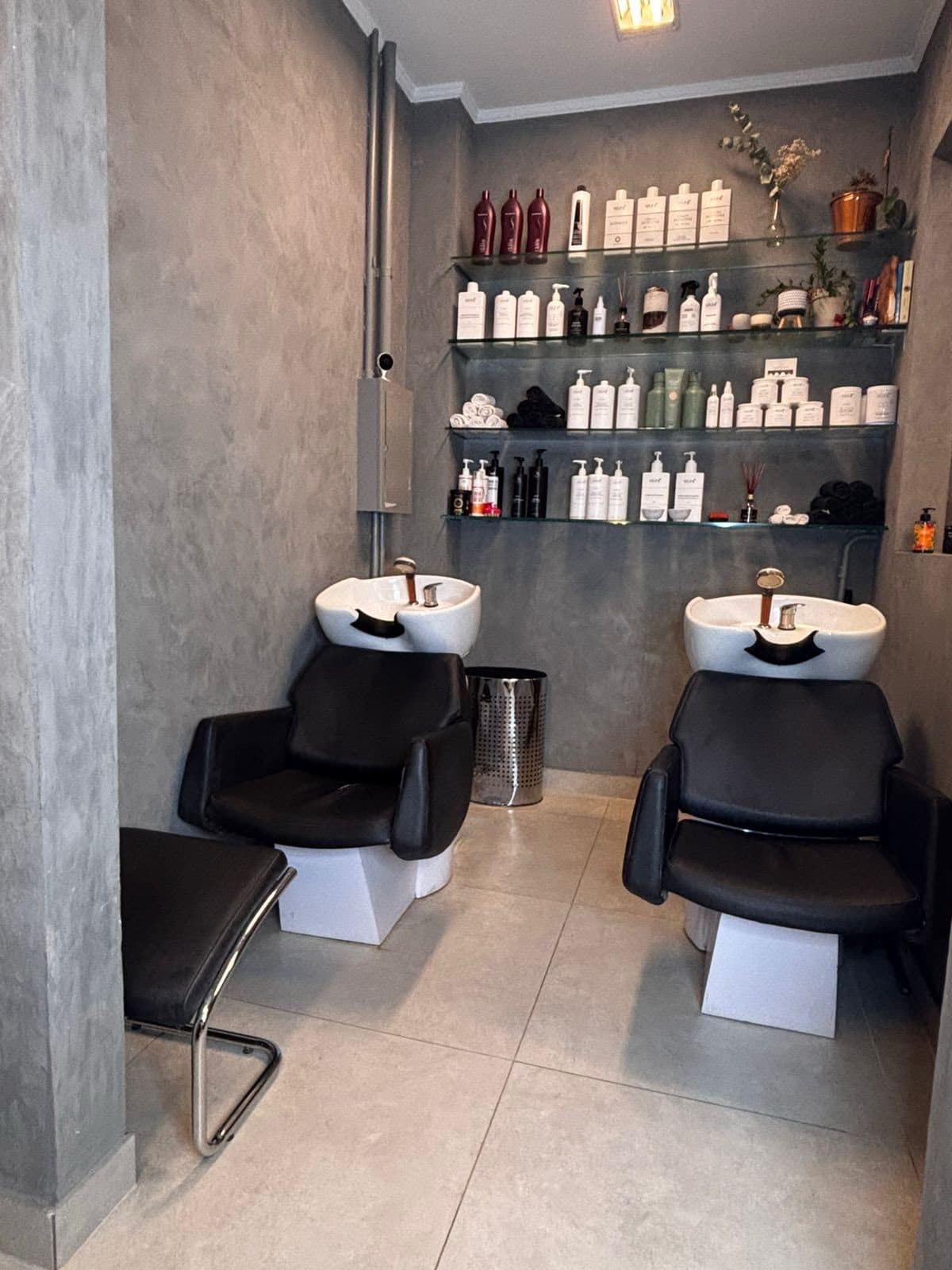 Lavatórios reclináveis com a linha profissional à vista.